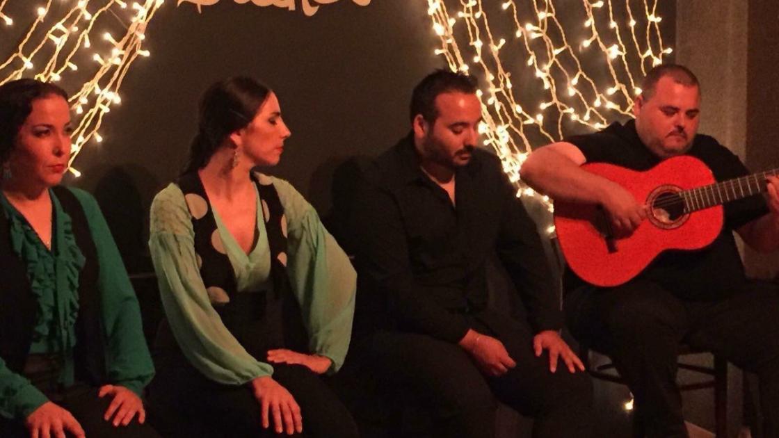 artistas de cafe del duende durante actuación