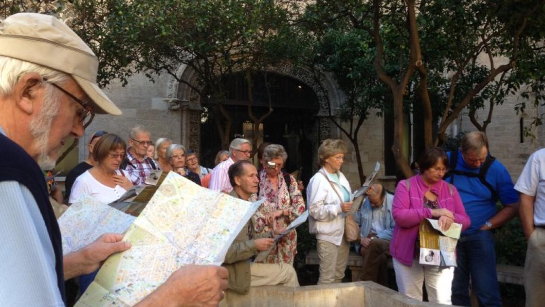 grupo durante visita guiada a pie