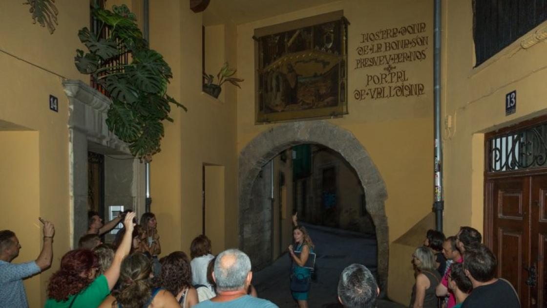 grupo durante visita guiada a pie