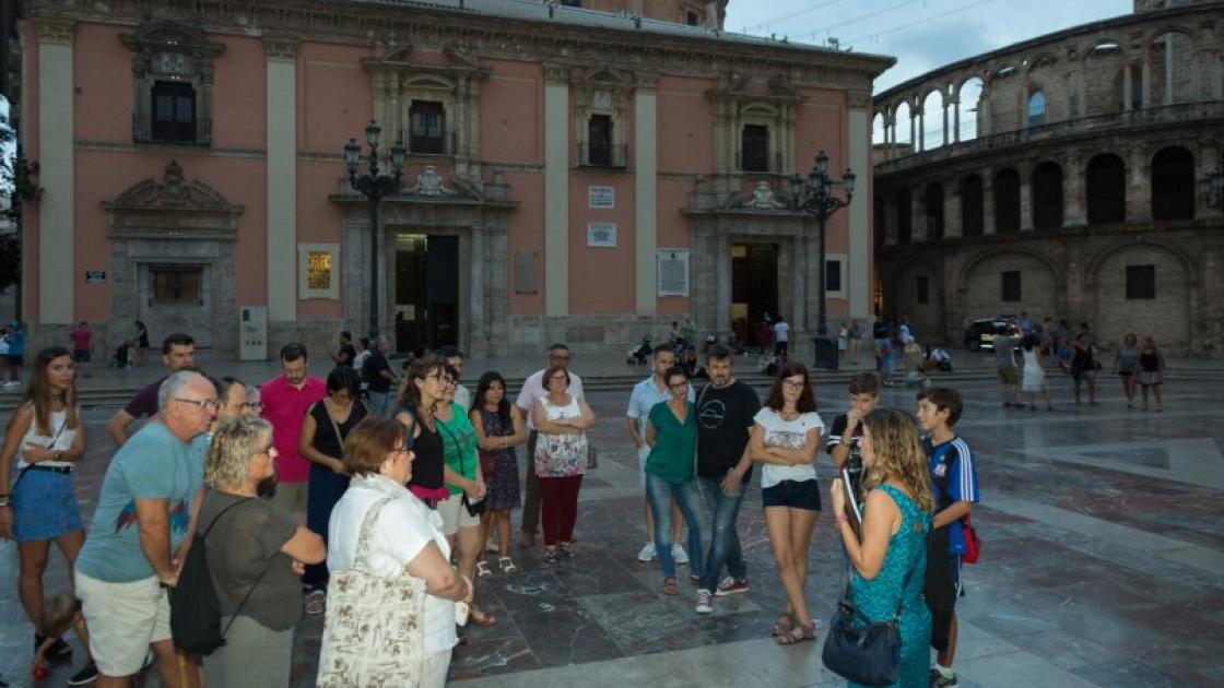 grupo durante visita guiada a pie