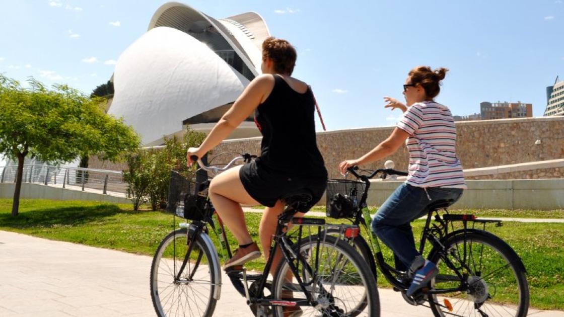 pareja en bicicleta por el jardin del turia