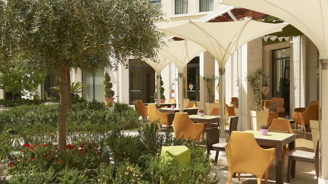 terraza del restaurante el jardí del hotel westin