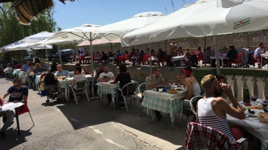 terraza con mesas al sol en el restaurante el palmar