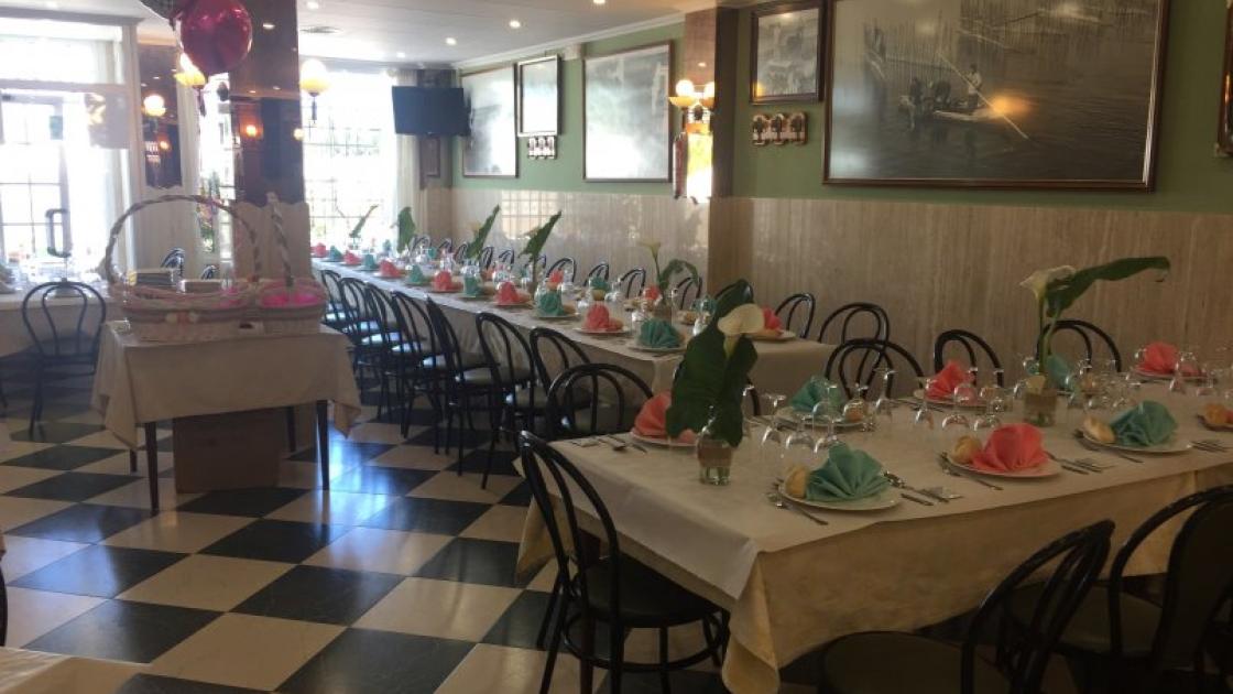mesas preparadas para comida en el restaurante el palmar