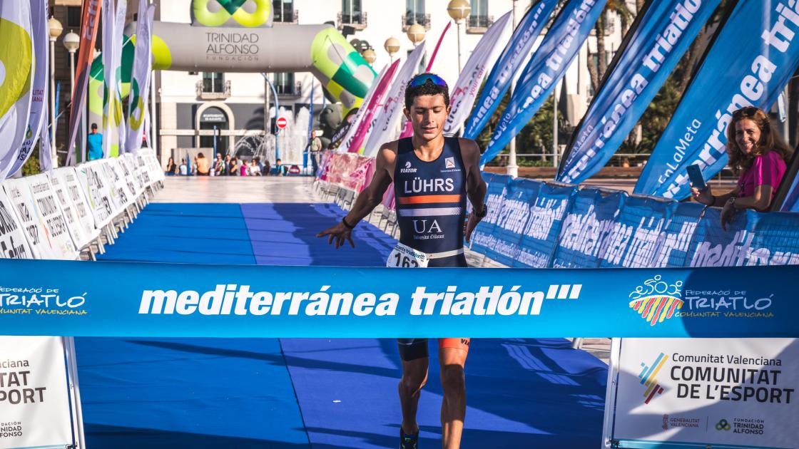 detalle ganador de triatlon valencia cruzando meta