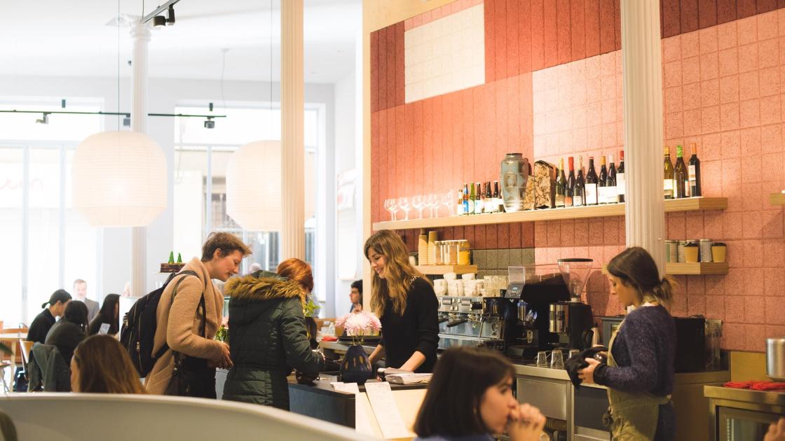 sala del federal café con clientes