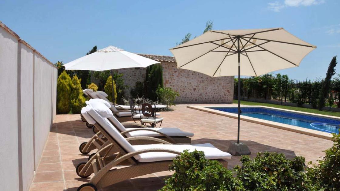 terraza piscina del hotel la mozaira