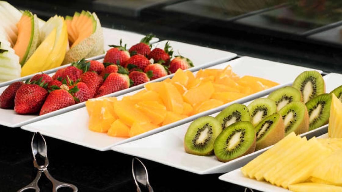 platos de fruta del desayuno hotel nh las artes