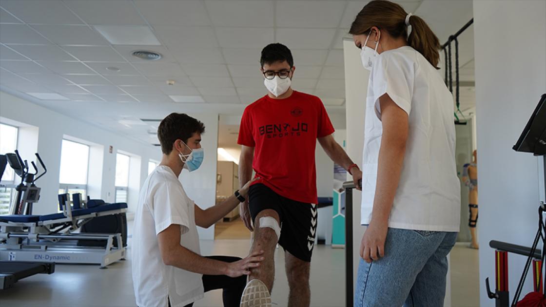 médicos y paciente durante una rehabilitación de rodilla