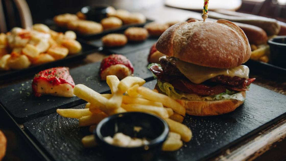 plato de hamburguesa del irish pub mulligan