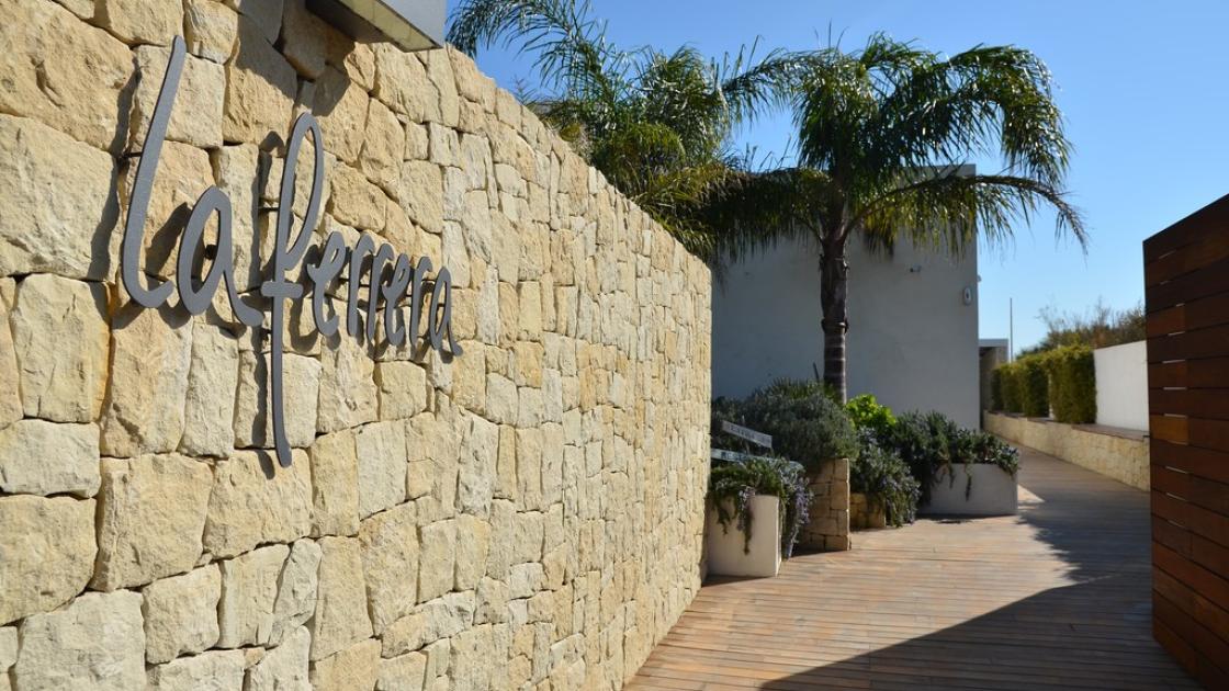 puerta entrada exterior restaurante la ferrera