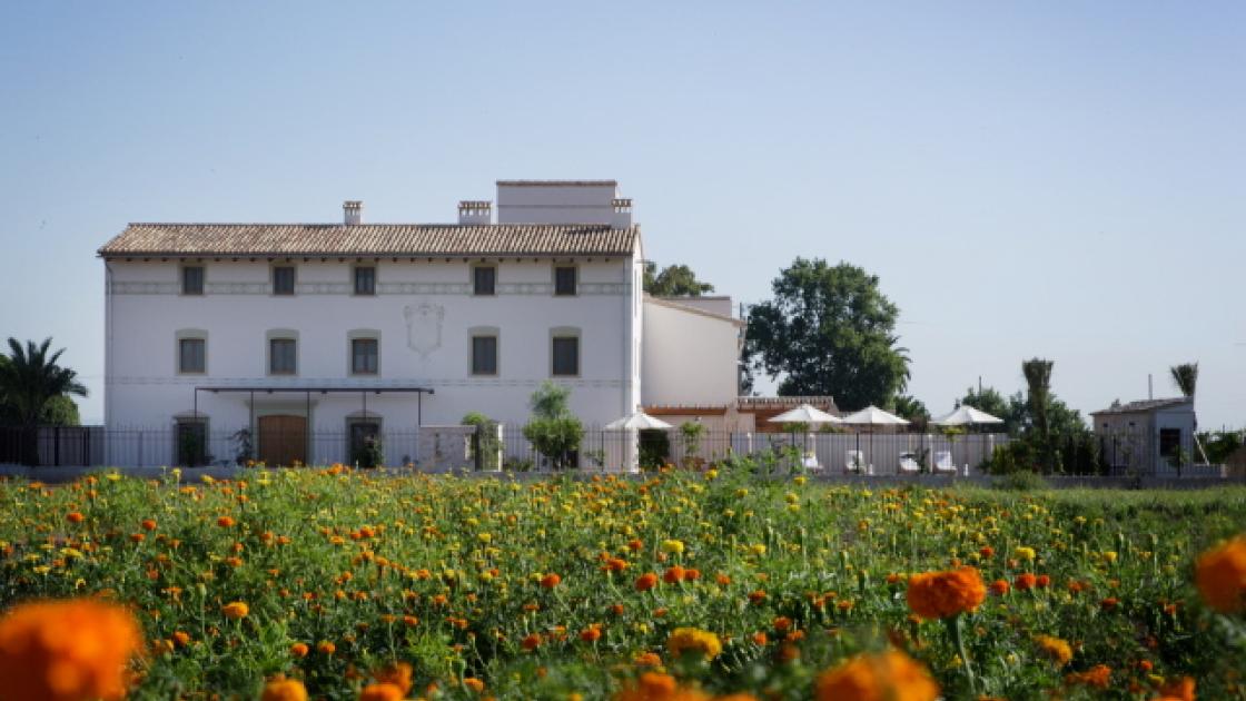 edificio exterior y huerta del hotel la mozaira