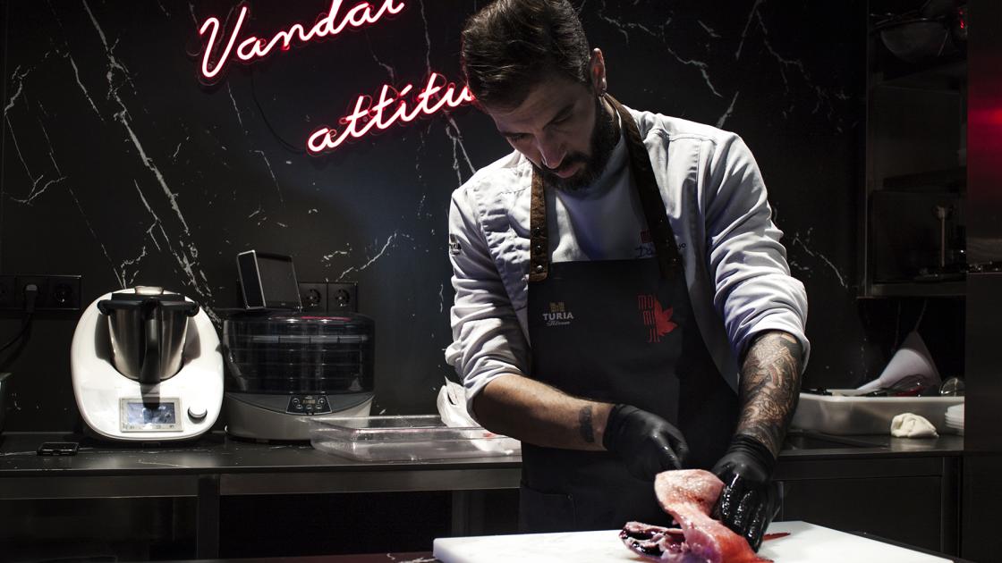 cocinero en el restaurante momiji