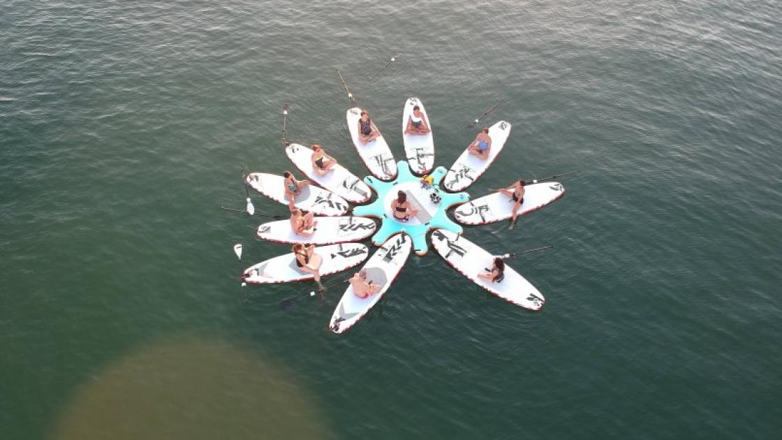 turistas practicando paddle surf