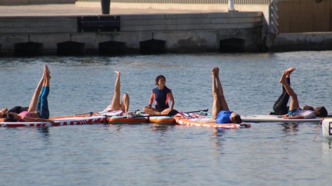 turistas practicando paddle surf