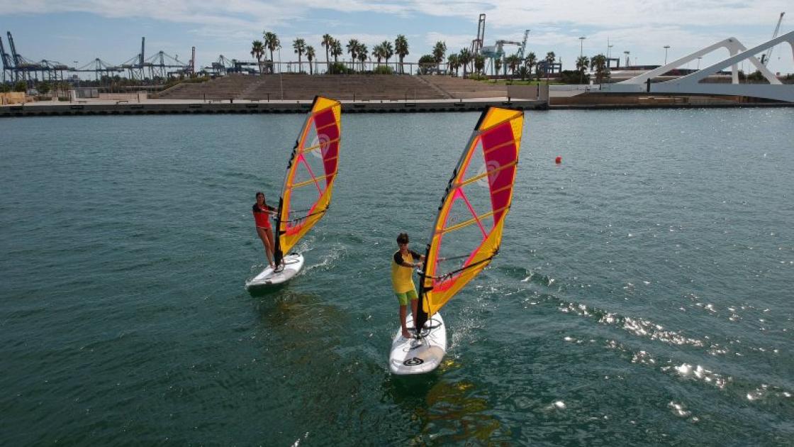 turistas praticando paddle surf