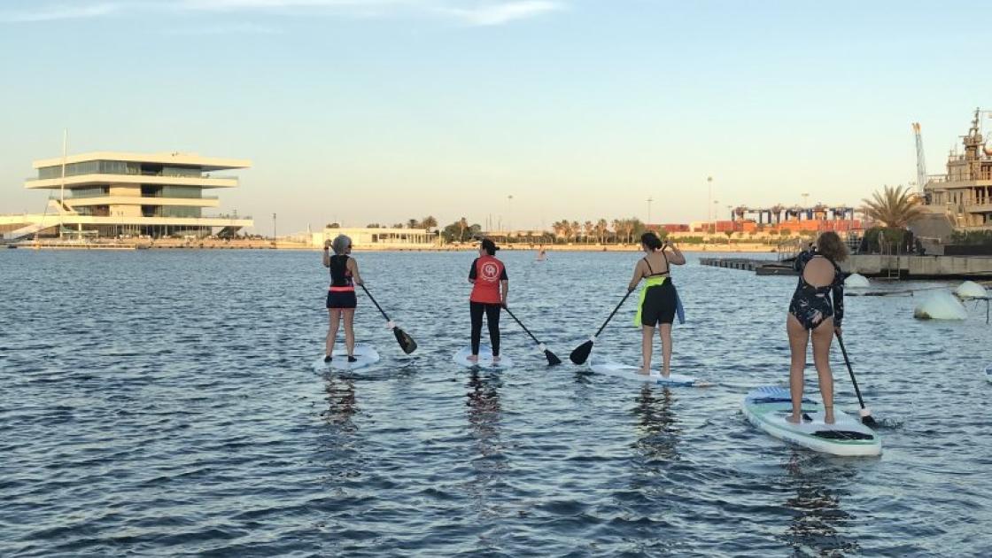 turistas praticando paddle surf