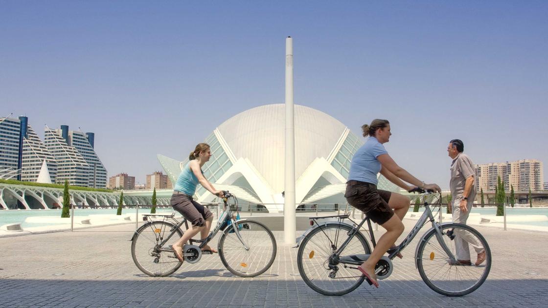 turistas paseando en bicicleta por el hemisferic