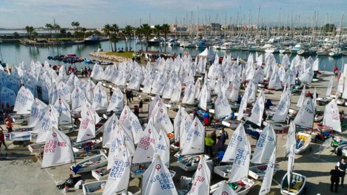 embarcaciones deportivas en puerto de valencia