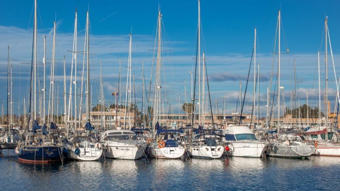 embarcaciones deportivas en puerto de valencia