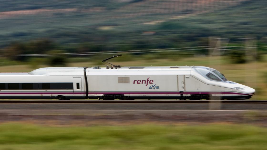 instantanea del tren AVE en movimiento