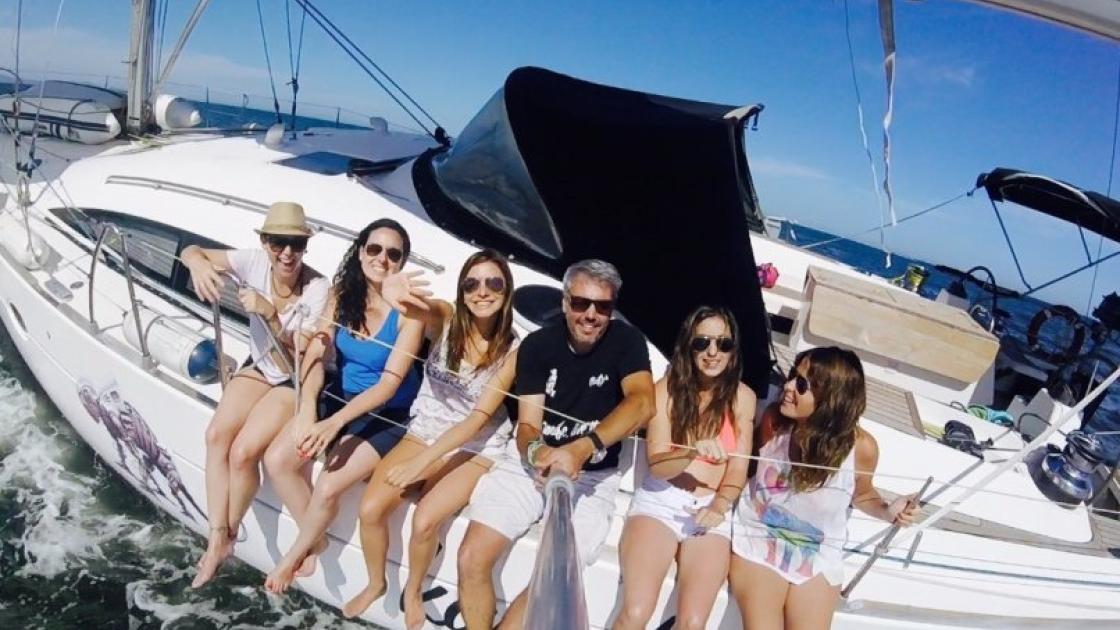 turistas en rent yatch world