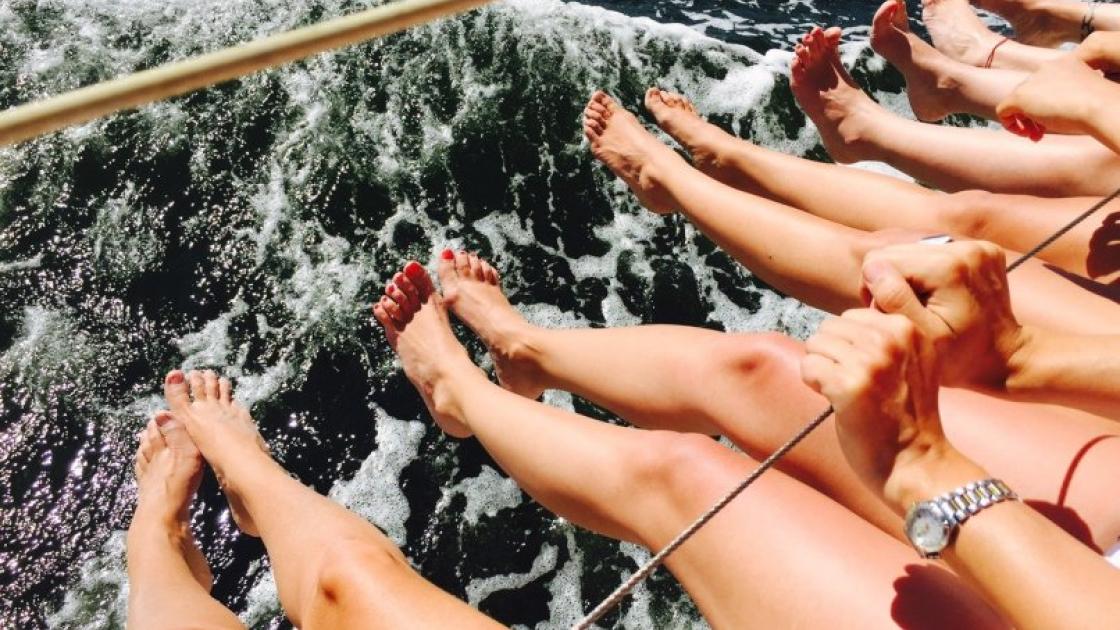 turistas en rent yatch world