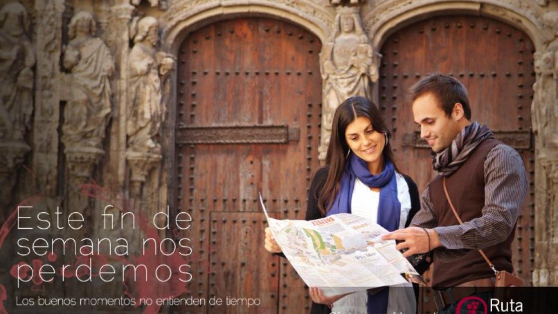 pareja con mapa en requena
