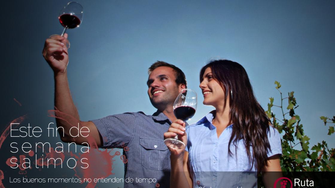 pareja bebiendo vino en utiel requena
