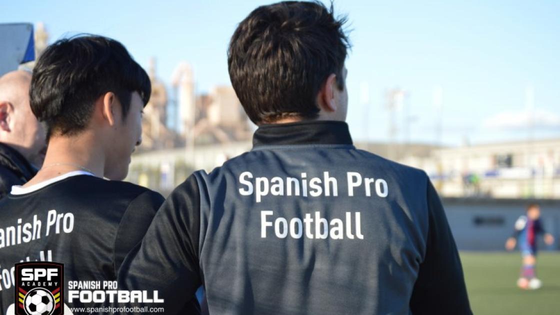 entrenador y jugadores del futbol durante un partido 