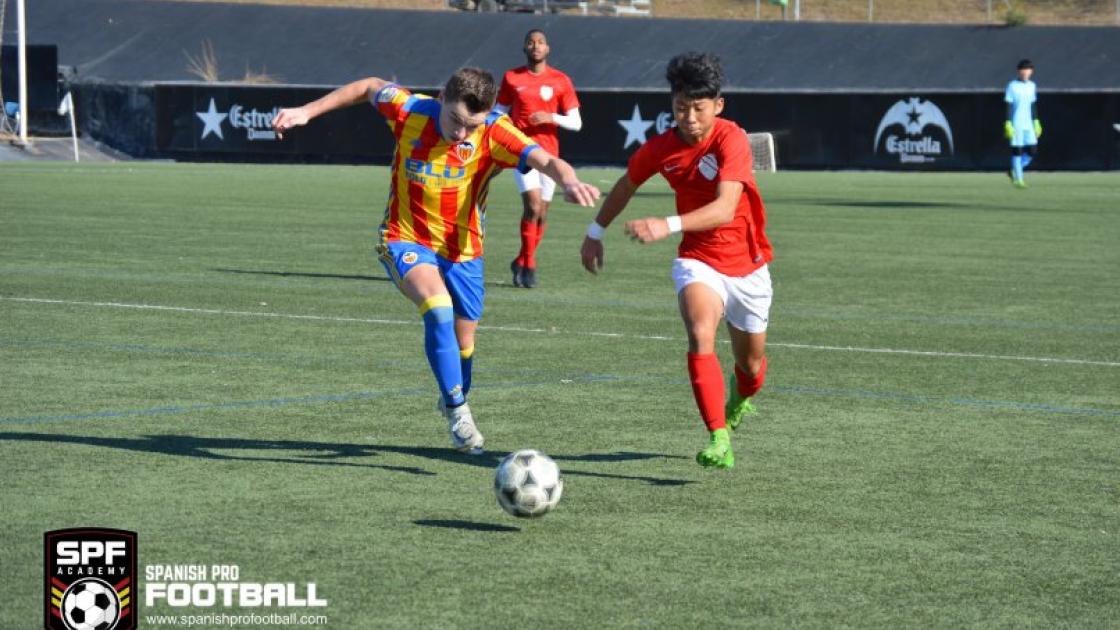 dos jugadores de futbol durante un partido