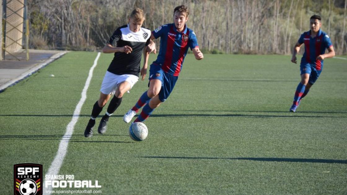 dos jugadores de futbol durante un partido