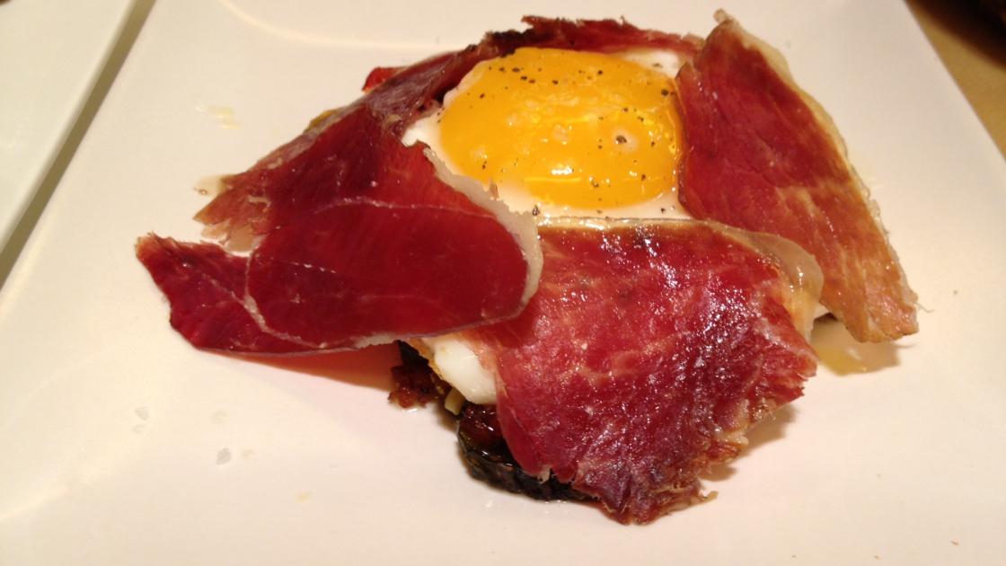 detalle plato tapas jamón huevo de taperia hispania