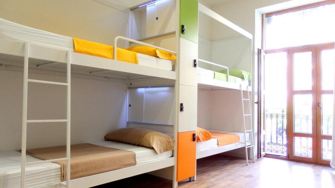 literas en habitación de urban youth hostel