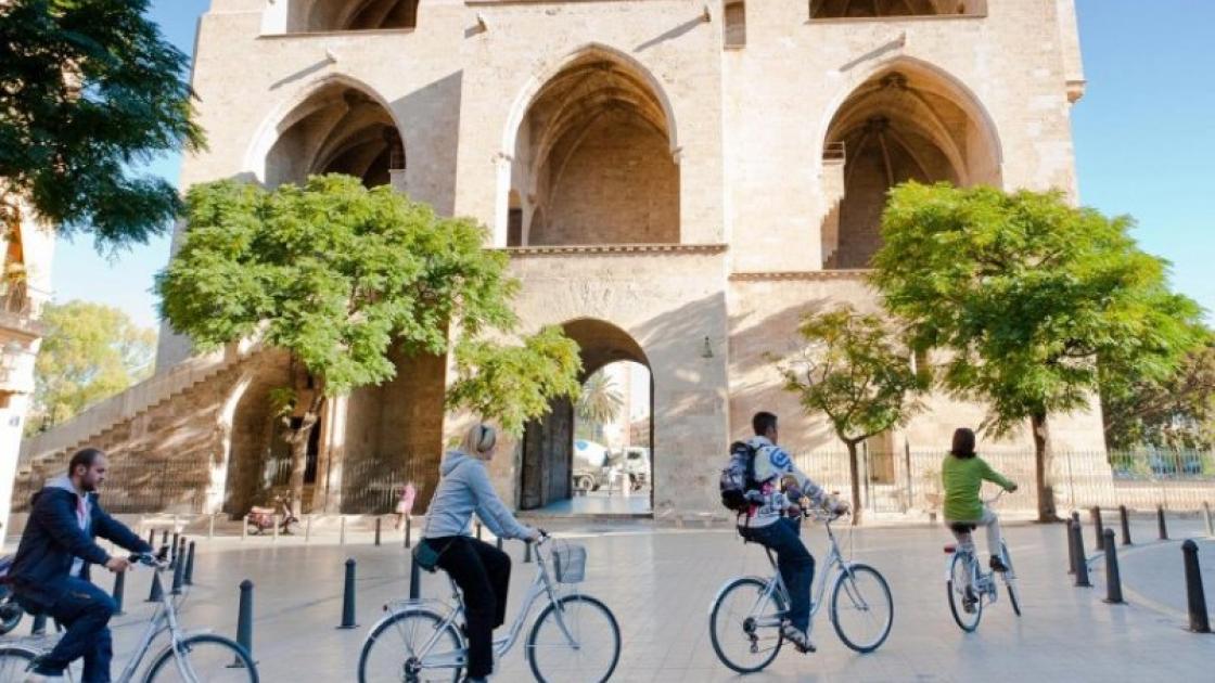 torres serranos grupo visita guiada en bicicleta