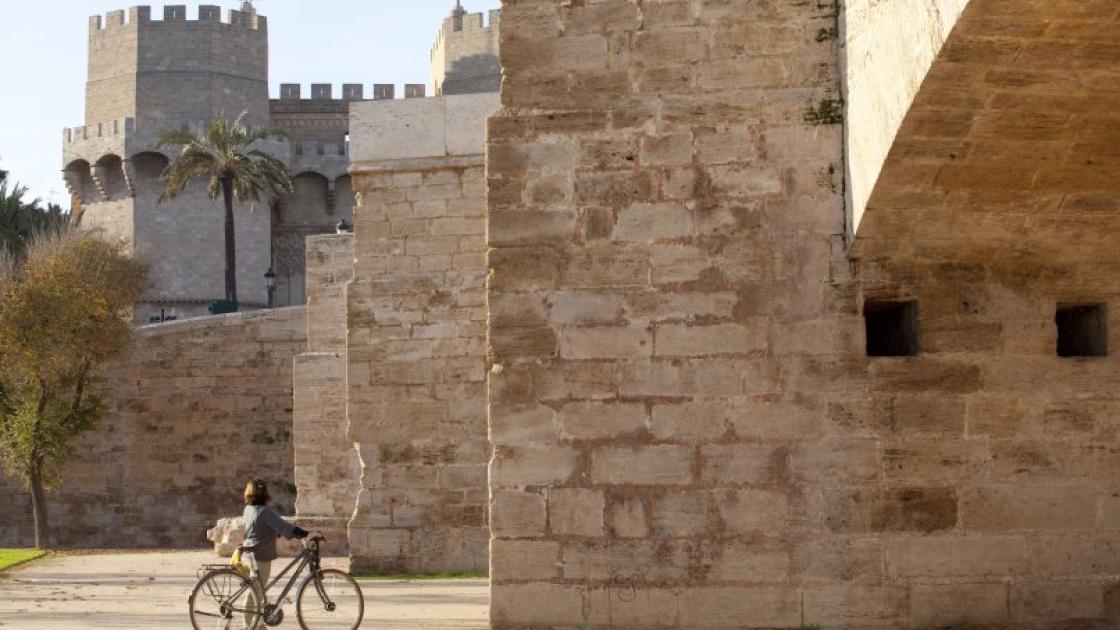 torres serranos turista en bicicleta