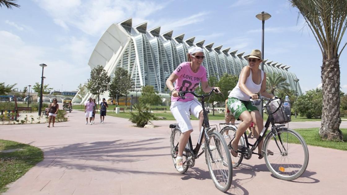 grupo turistas en bicicleta por la ciudad de lass artes
