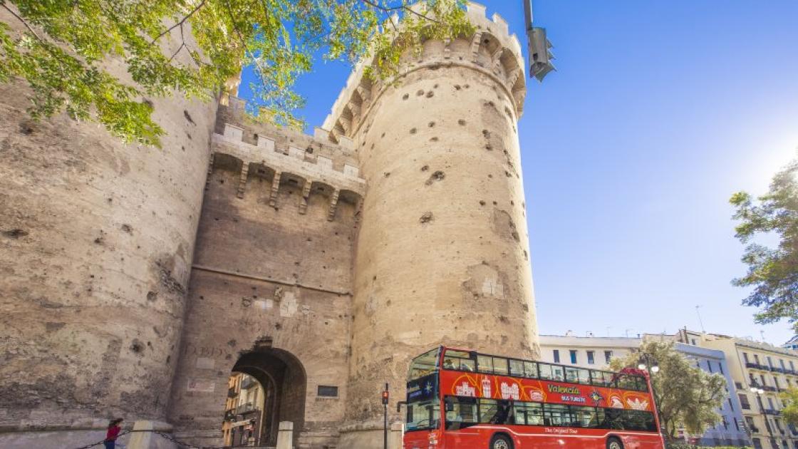 torres de quart con bus turistic rojo