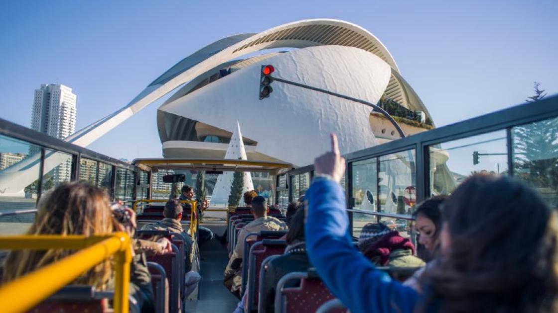 vista de la ciudad de las artes desde el bus turistic rojo