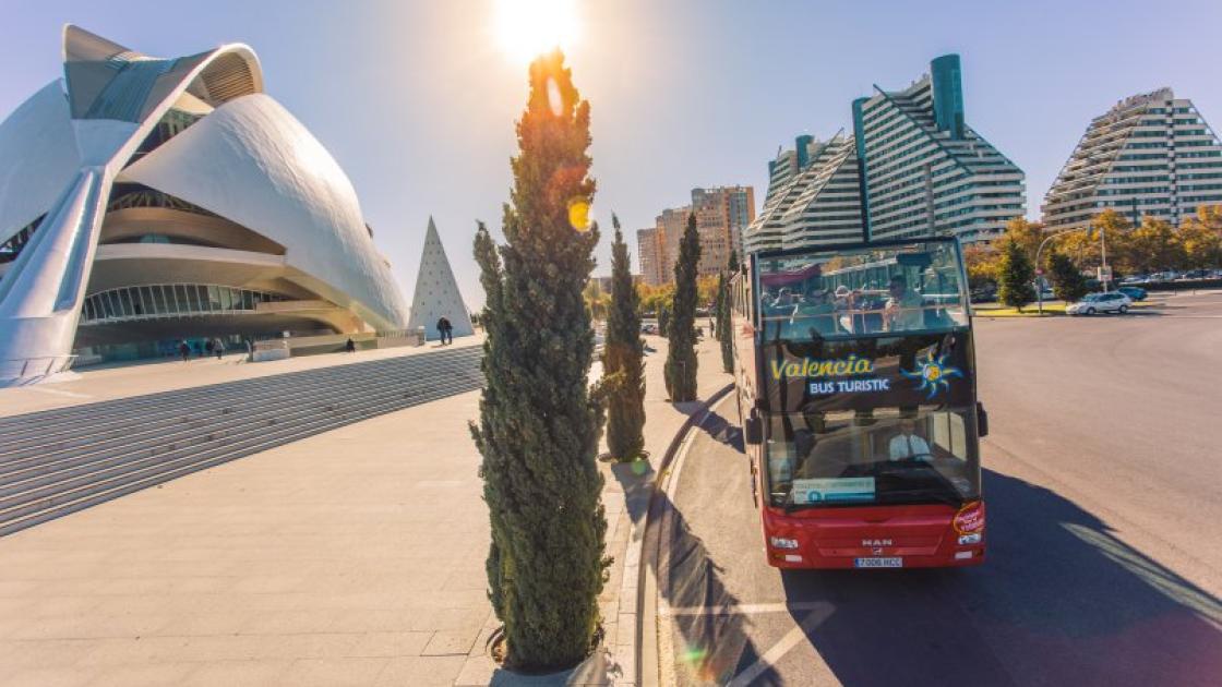 palau de les arts y bus turistic rojo