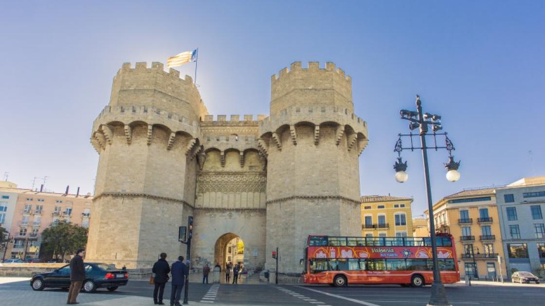 torres de serranos y bus turistic rojo