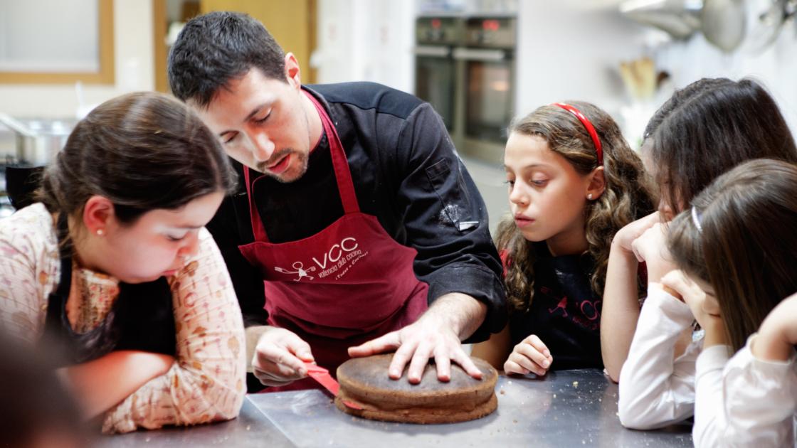 niños durante una clase en valencia cocina club