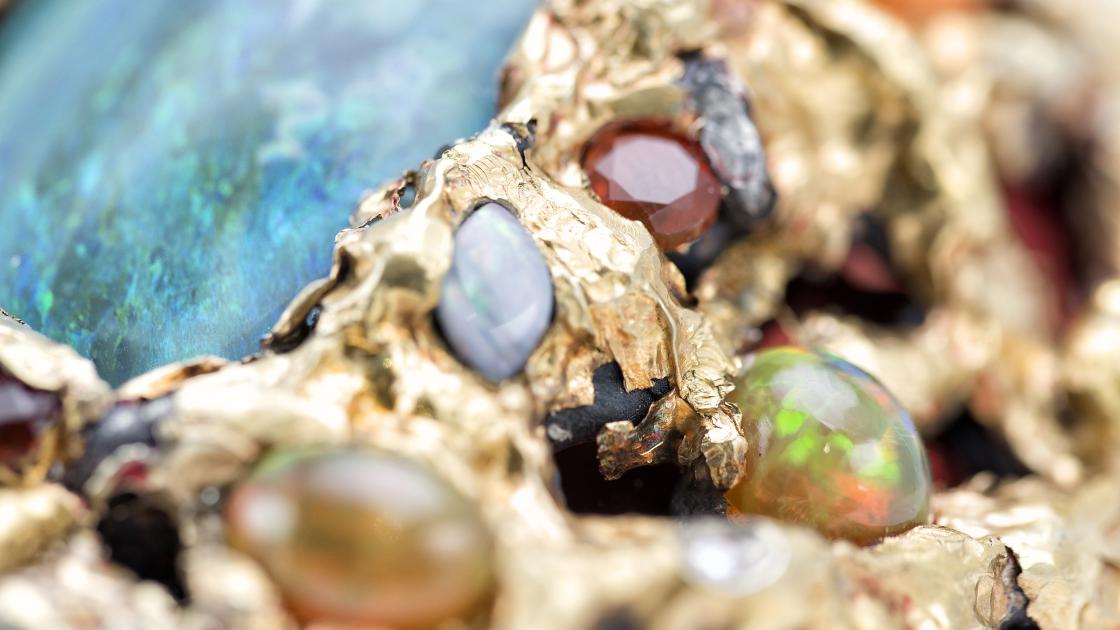 detalle joyas y piedras preciosas