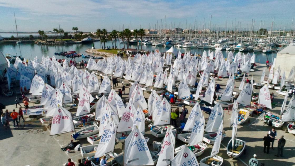 Imagen de todos los navíos en la regata OptiOrange