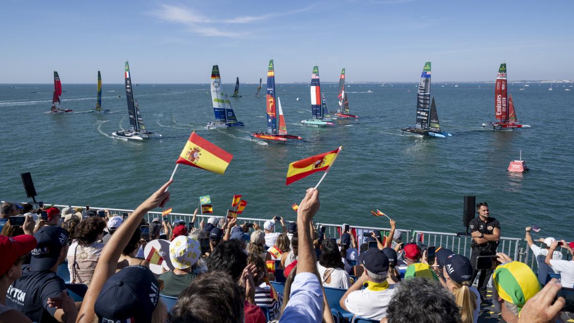 SailGP catamaranes foiling Gran Premio España Valencia 2026