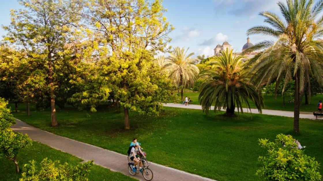 Dos ciclistas en el antiguo cauce del río turia