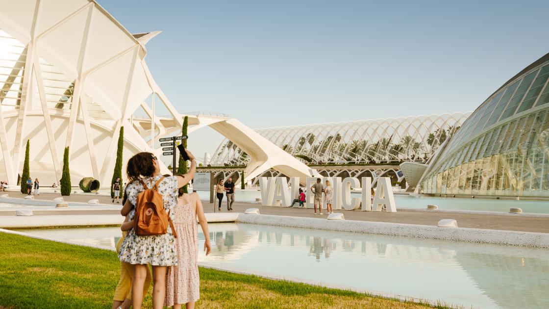 Turistas Ciudad Artes Ciencias Valencia