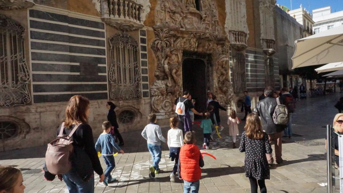 Fachada de Palacio del Marques de dos Aguas con niños