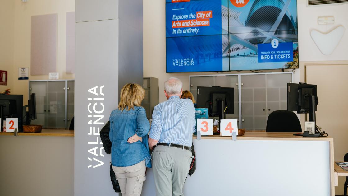 turistas en la oficina de turismo