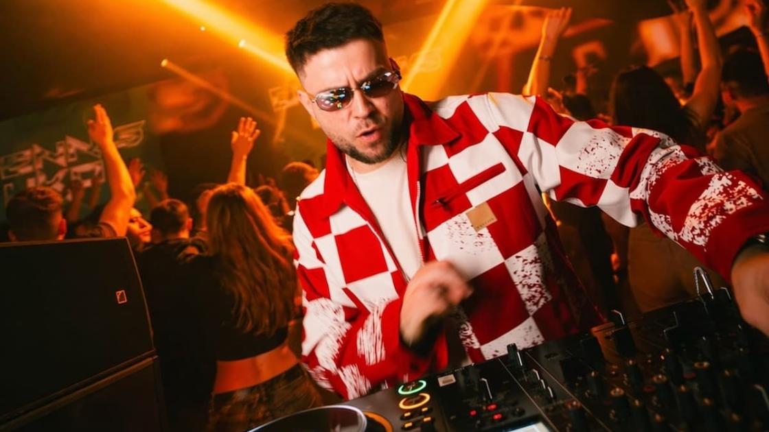 Dennis Uko actúa en Jagger Club en València